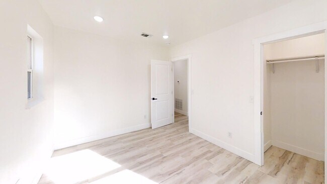 Building Photo - 1129 W 14th St