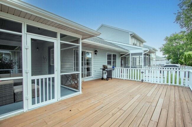 Building Photo - For Rent – Beautifully Updated Townhome in Gull Point a Waterfront Community