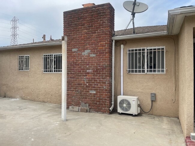 Building Photo - 674 E 115th St
