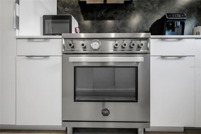 Building Photo - 224 6th Ave N