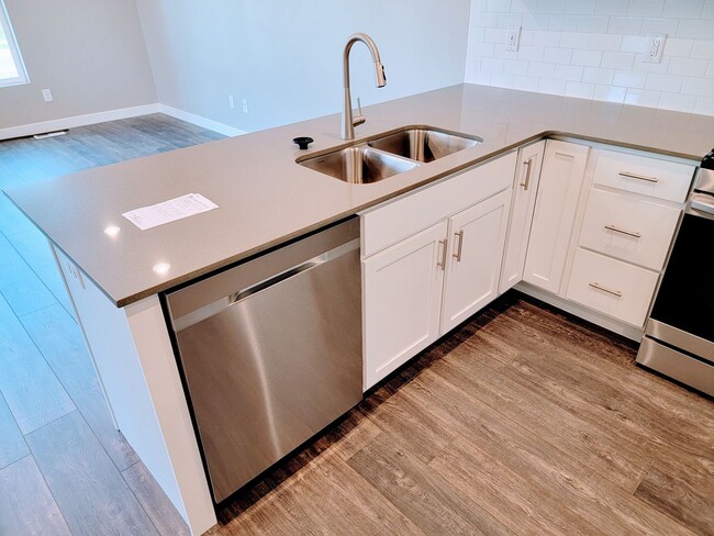 Building Photo - Gorgeous Townhome!!!