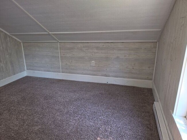 Building Photo - 3 bedroom home Eau Claire