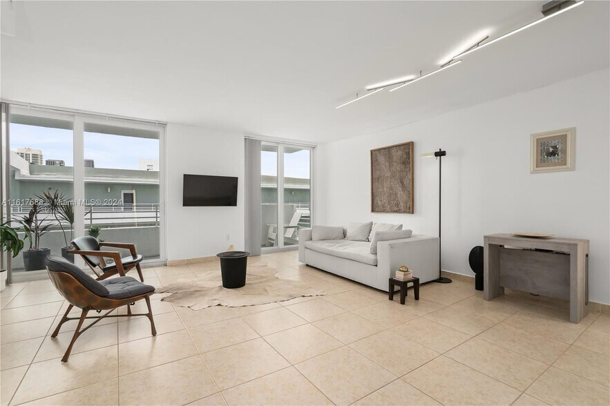Building Photo - 7800 Collins Ave