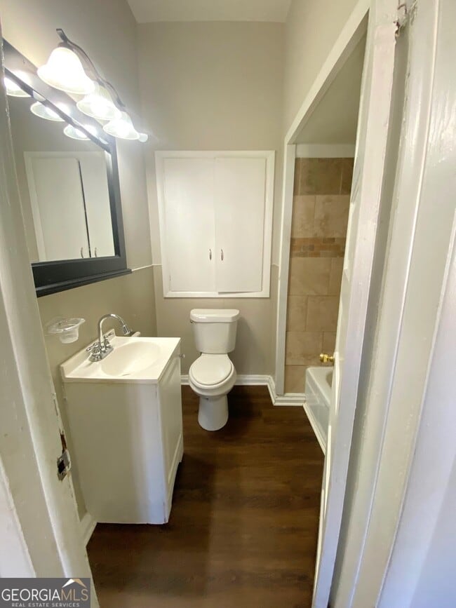 Building Photo - 302 Cedar St