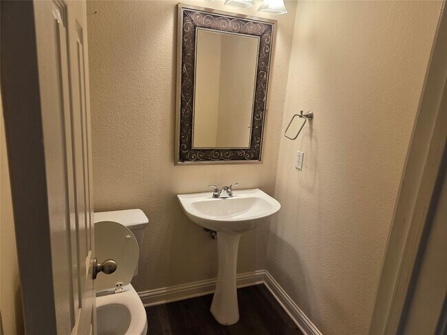 Building Photo - 607 Meadow View Dr