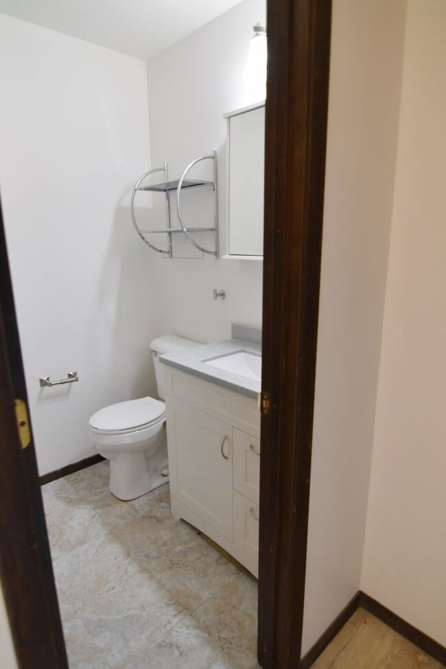 Building Photo - 2 Bed 1.5 Bath Duplex