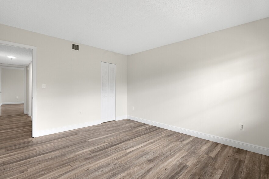 Guest Bedroom # 2 with it's own walk-in closet - 3940 Inverrary Blvd