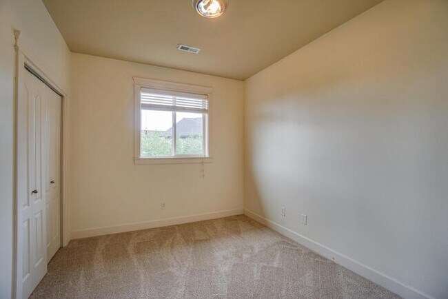 Building Photo - BEAUTIFUL FOUR BEDROOM HOME IN VANCOUVER