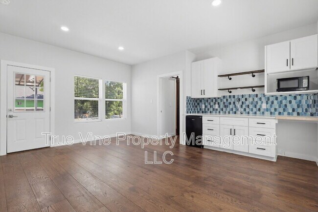 Building Photo - 216 E Fest St