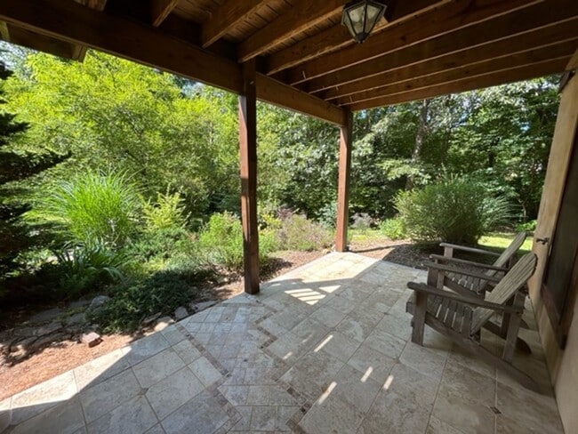 Building Photo - East AVL - Beautiful Zen Garden Apt with Sauna!