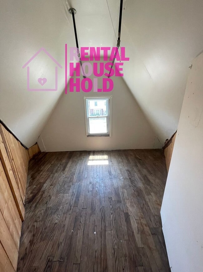 Building Photo - 3 BEDROOM 2 BATH BUNGALOW FREE PRE-SCREEN