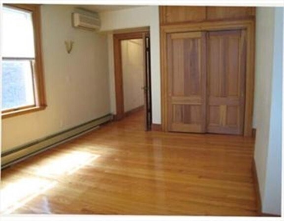 Building Photo - 438 Main St