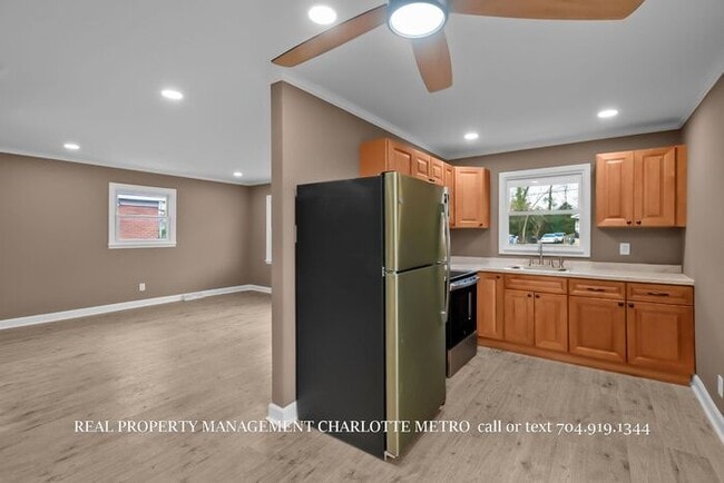 Building Photo - A Cozy Rock Hill Retreat Close to It All