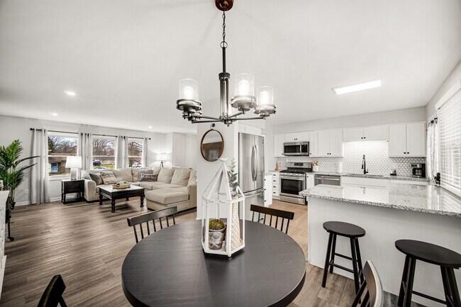 Building Photo - 706 Christy Ln