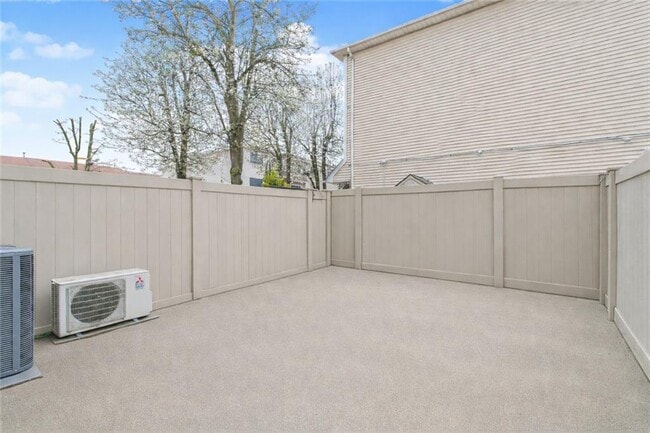 Building Photo - 709 Correll Ave