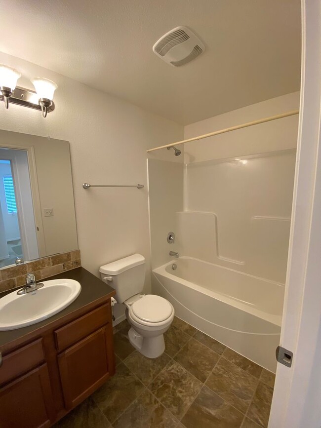 Building Photo - Beautiful 3 bed/2.5 bath with open floorplan!