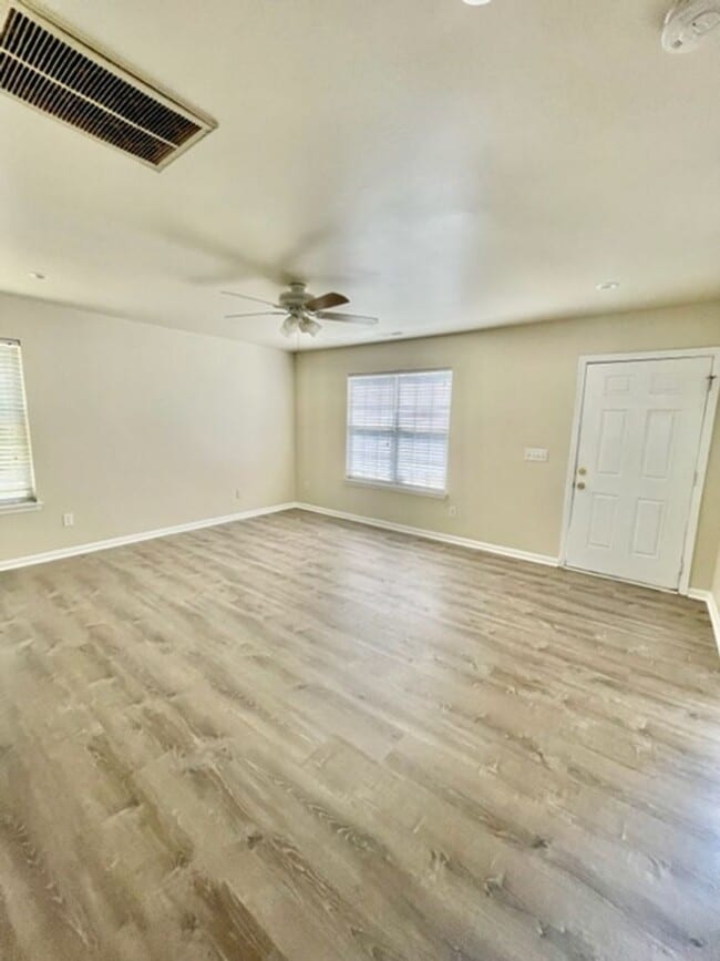 Building Photo - Must see this 4 bedroom 2.5 bath townhouse...