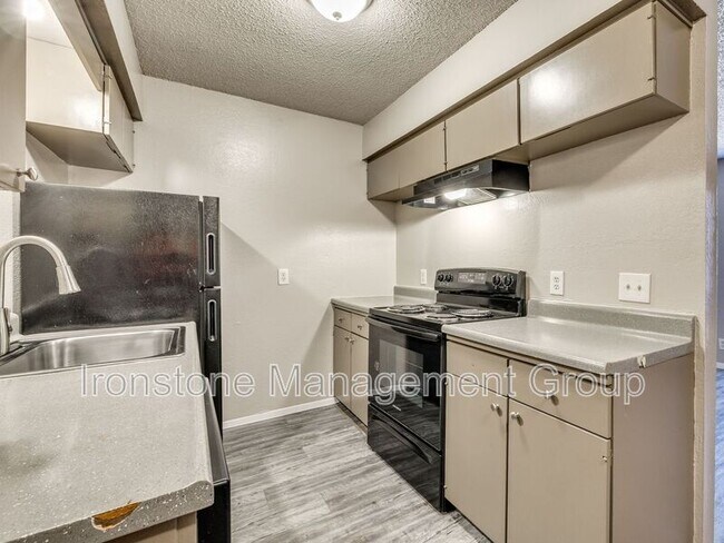 Building Photo - 5323 E 47th Pl