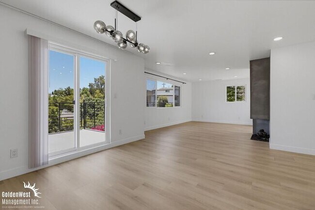 Building Photo - Stylishly Updated 3Bdm 2Ba Main Home in San Diego - MI Special!