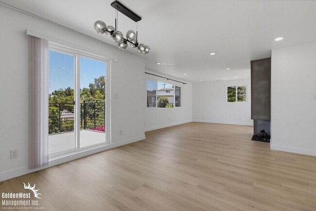 Building Photo - Stylishly Updated 3Bdm 2Ba Main Home in San Diego!