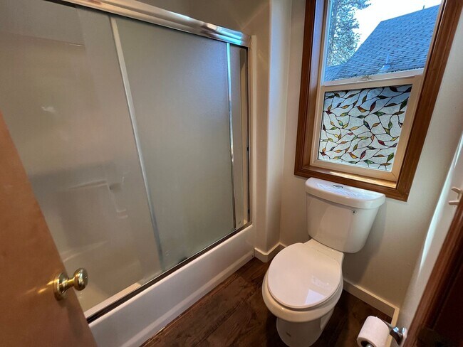 Building Photo - Amazing 3 Bd 2 Bath home in Historic Gladstone! Attached garage and Private yard! Easy access to ...
