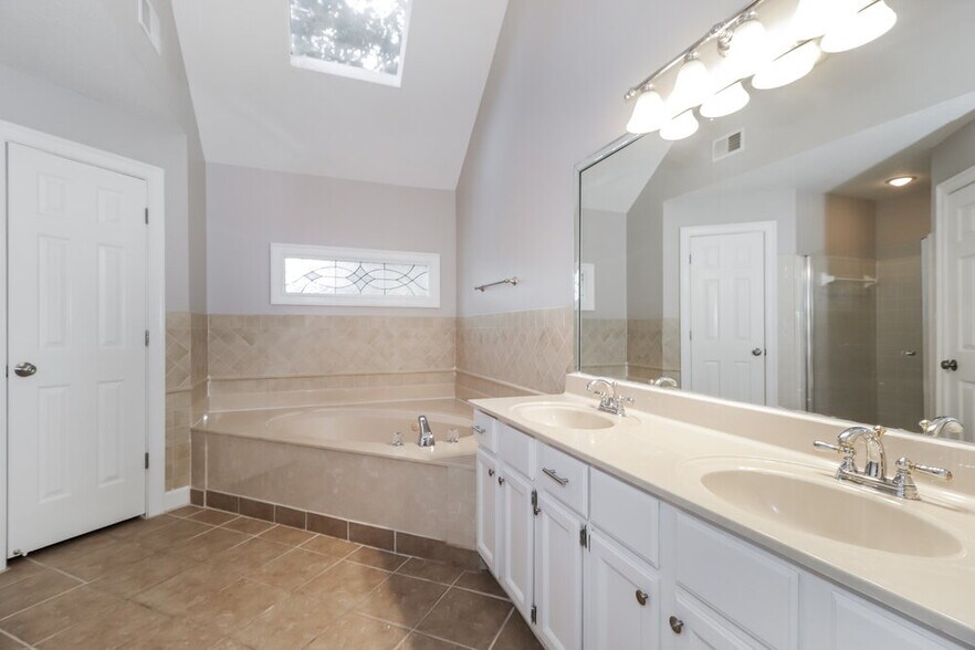 Building Photo - 225 Richards Way Dr