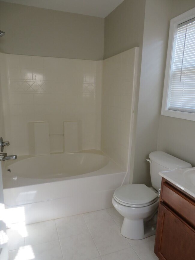 Building Photo - Colonial Heights