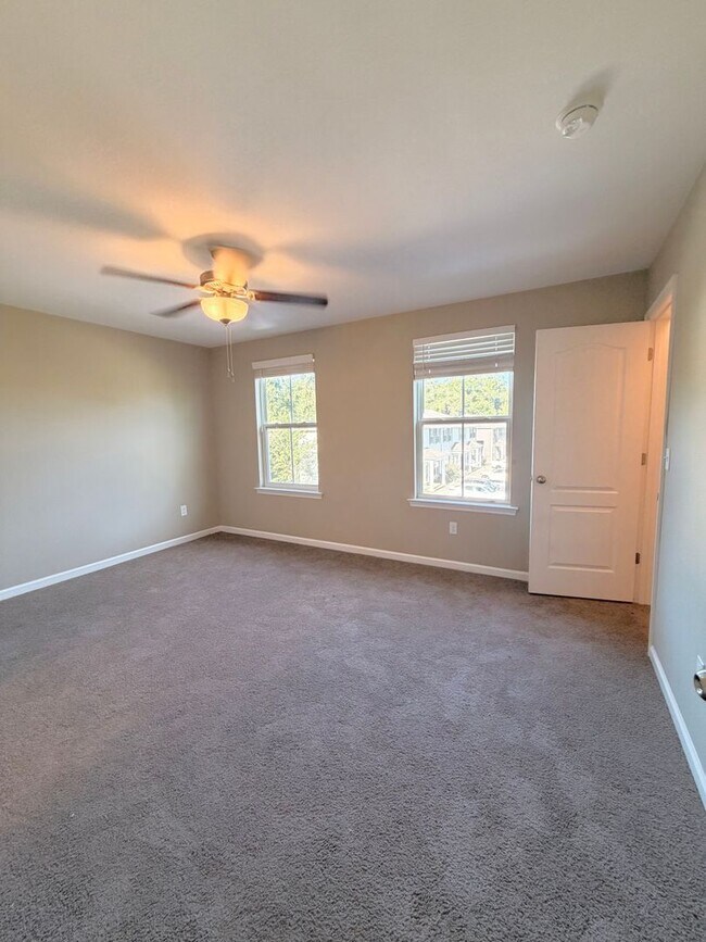 Building Photo - Modern 3/3 Condo | Prime Tallahassee Location