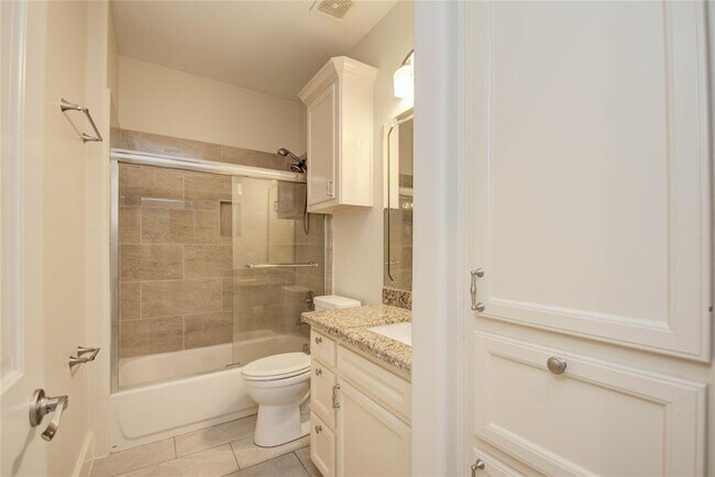 Building Photo - 10572 Twin Oak Dr