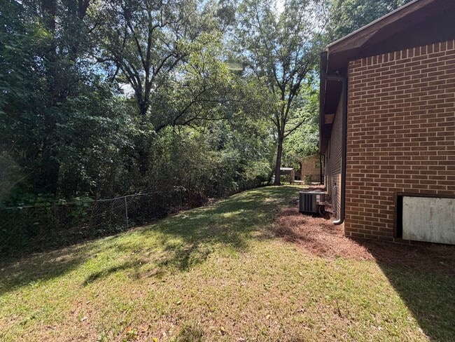 Building Photo - Nice 3/1.5 House in Silver Creek- $1,295
