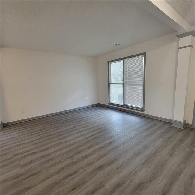 Building Photo - 3045 Binghampton Ln