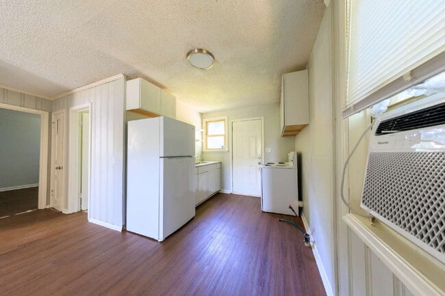 Building Photo - NOW AVAILABLE!!  Affordable Renovated 2 Bed, 1 Bath Unit for Lease!!