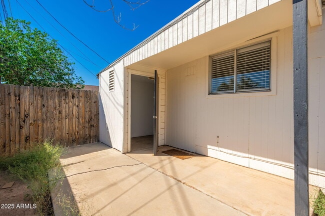 Building Photo - 913 W Highland Ave