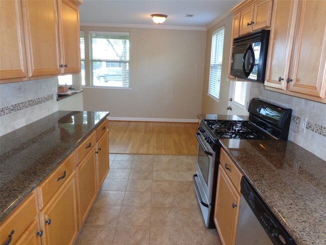 Building Photo - 1551 Hewitt Dr