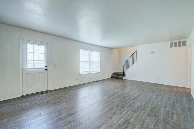 Building Photo - 3 bedroom 2.5 bath - NW Highway and Rockwell