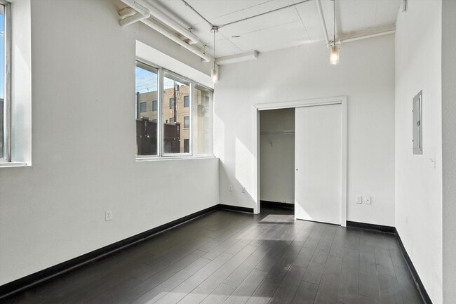 Building Photo - 517 Gold Ave SW