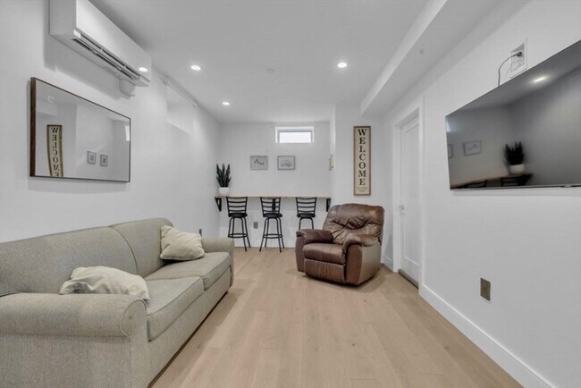 Building Photo - 708 E 6th St