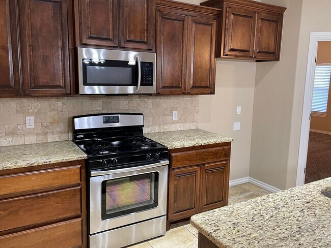 Building Photo - 4 Bed, 2 Bath with Neighborhood Pool and D...