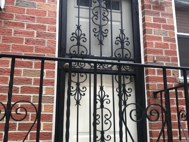 Building Photo - 206-18 45th Rd