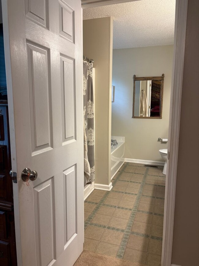 Building Photo - Large, private home in Rivercliff