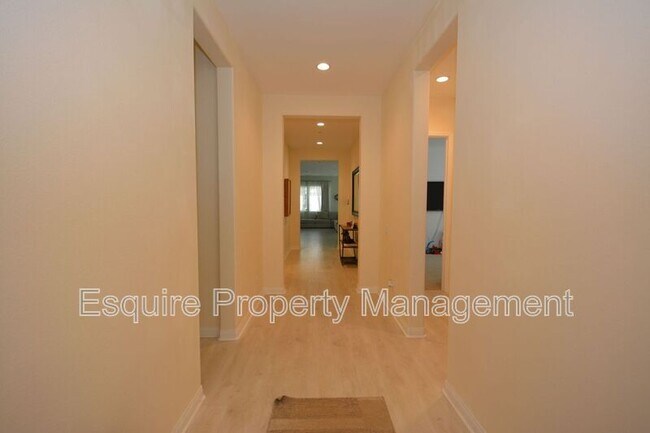 Building Photo - 139 Wisteria St