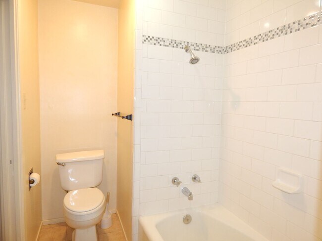 Building Photo - Spacious 3 Bedroom, 2 Bath Duplex in Tyler!