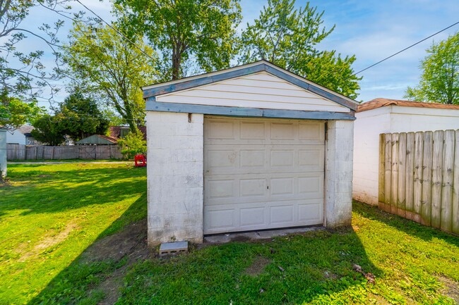 Building Photo - 870 S Waverly St