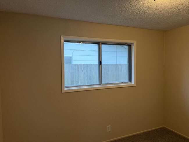 Building Photo - COMING SOON! 3 bedroom, 1.5 bath house in Eugene!