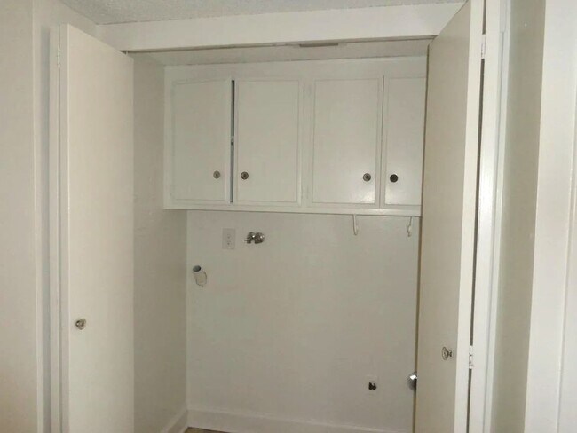 Building Photo - 711 Ivywood Dr