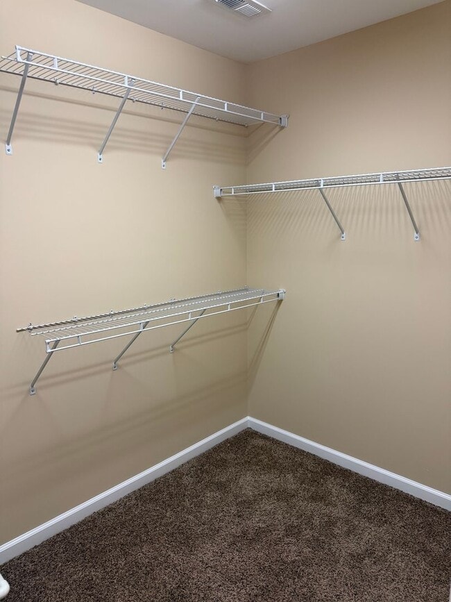 Building Photo - 2 Bedroom / 2 Bath Johnson City, TN 37604
