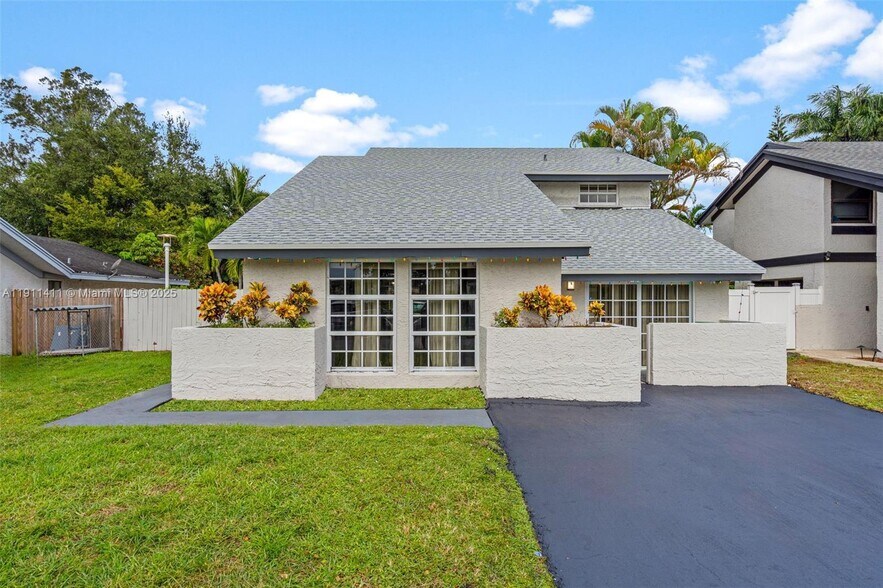 Building Photo - 8351 SW 39th Ct