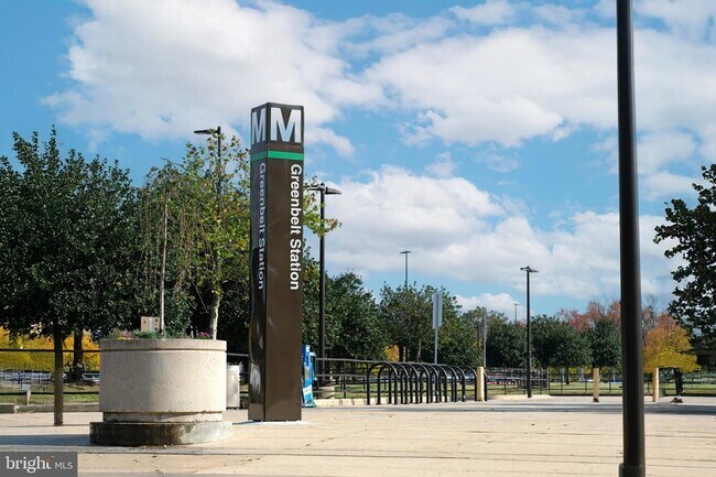 Building Photo - 6012 Westchester Park Dr