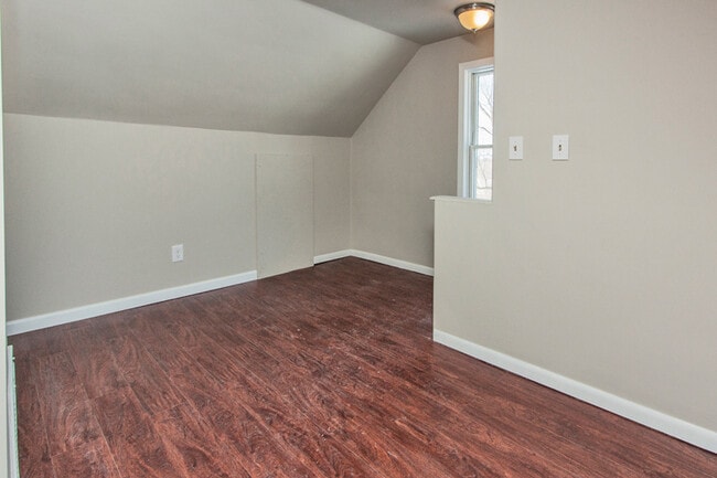 Building Photo - Large 3 Bedroom, 2 Bathroom - Pyramid Properties