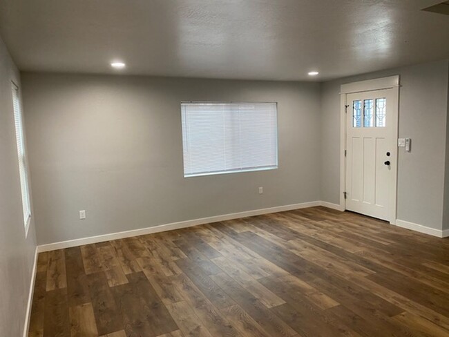 Building Photo - Charming Newly Remodeled 2 Bedroom 1 Bath ...